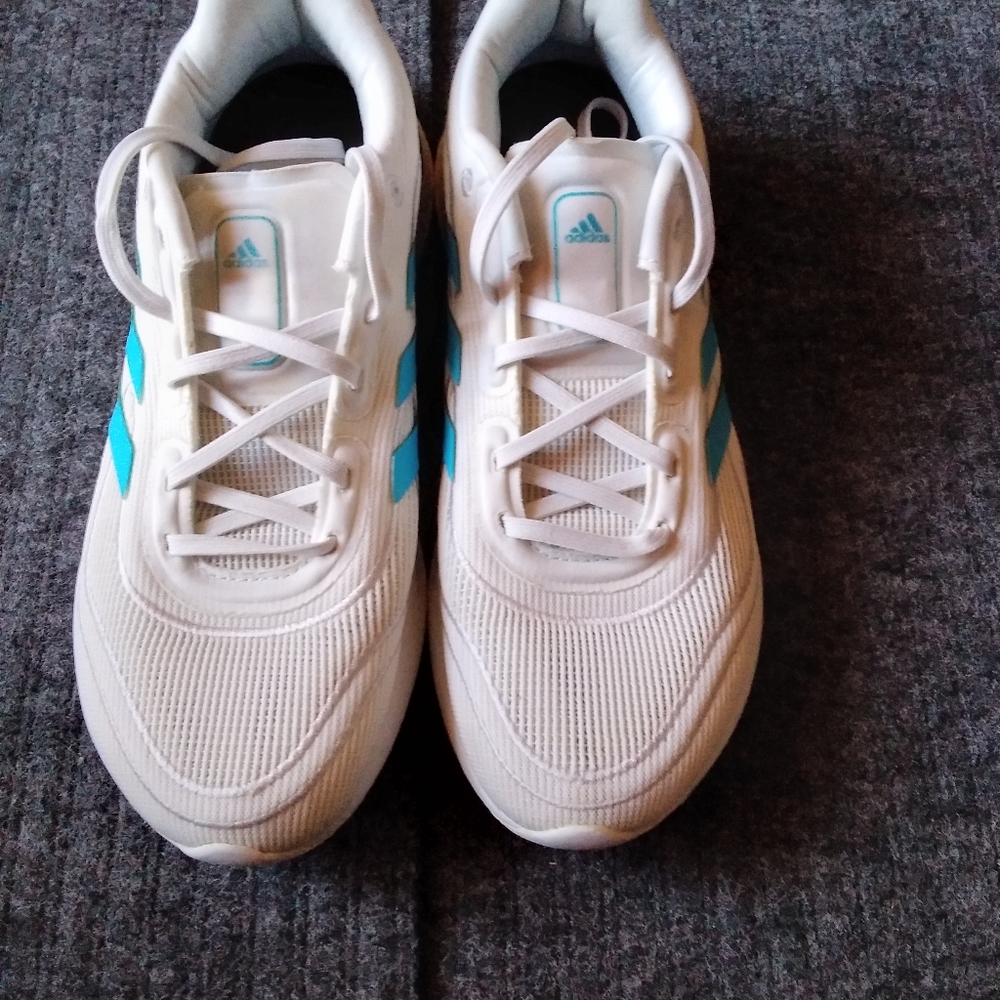 Adidas Bounce women's sneakers ( slight yellowing to foam in back